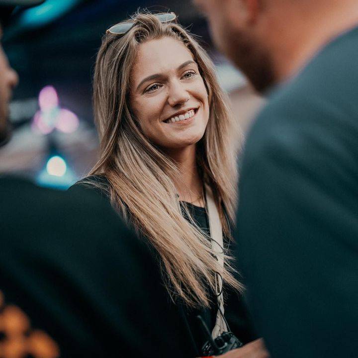 Vera Lamers backstage op een festivalterrein